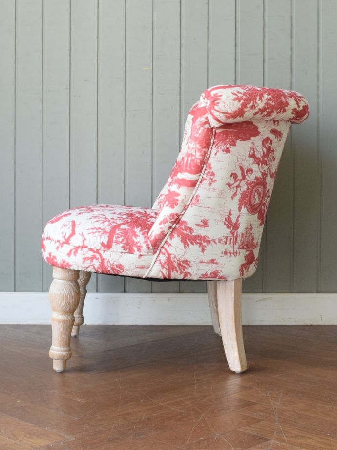 一人掛けソファの横