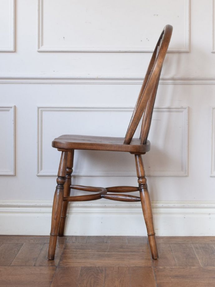 アンティーク調椅子の横顔