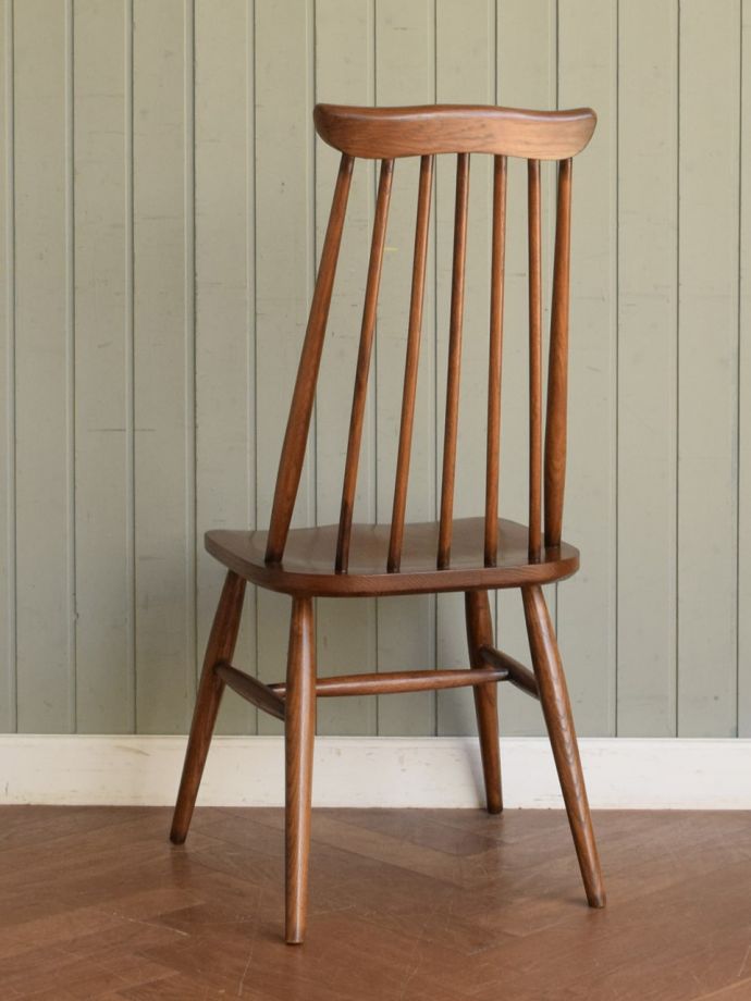 アンティーク風チェアの後ろ姿