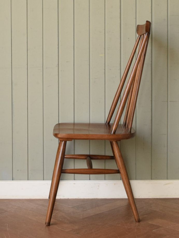 アンティーク調椅子の横顔