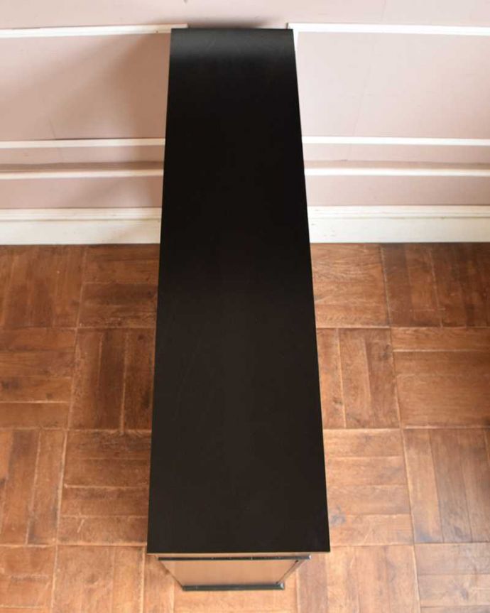 アンティーク風の家具　アンティーク風　扉が付いた木製のマントルピース（コンソールテーブル）。天板を上から見てみると･･･上から見ると、天板はこんな感じ。(y-244-f)