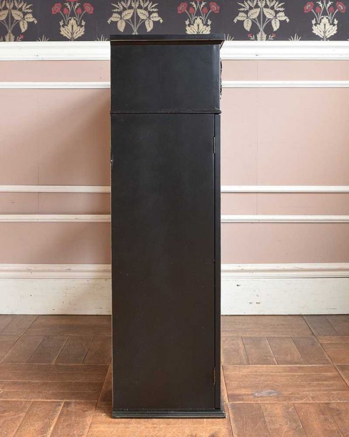 アンティーク風の家具　アンティーク風　扉が付いた木製のマントルピース（コンソールテーブル）。横から見ても素敵なんですもちろん、横から見てもキレイに仕上がっているので、いろんな場所に置いて使って下さい。(y-244-f)