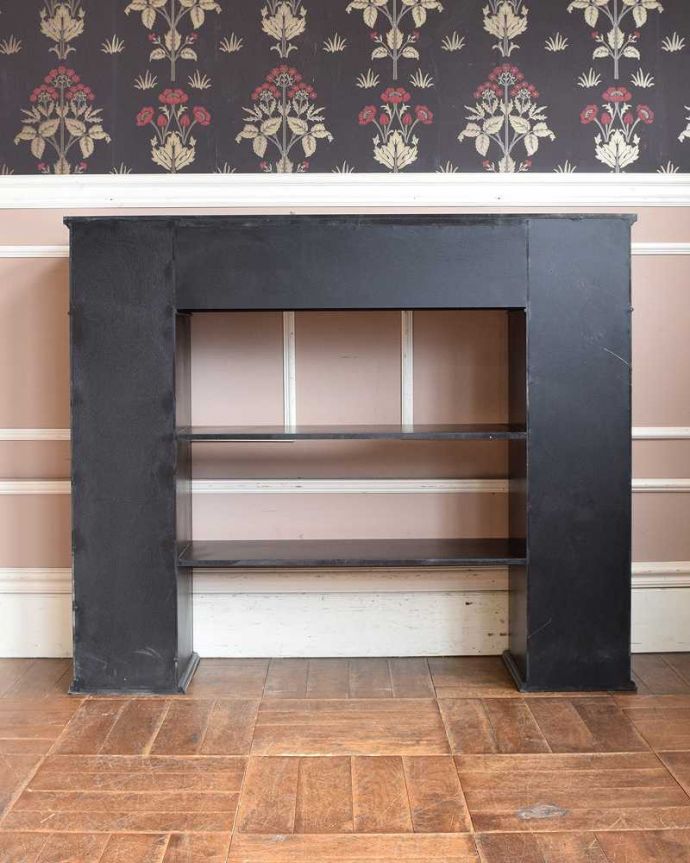 アンティーク風の家具　アンティーク風　扉が付いた木製のマントルピース（コンソールテーブル）。後ろから見ても後ろはこんな感じです。(y-244-f)