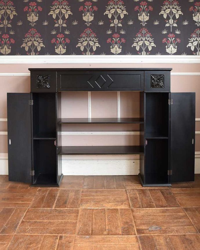 アンティーク風の家具　アンティーク風　扉が付いた木製のマントルピース（コンソールテーブル）。何を飾ろうかな・・・？棚も付いているので好きなものをディスプレイしたり本棚として便利に使って下さい。(y-244-f)