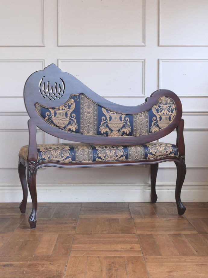 ベンチの後ろ姿