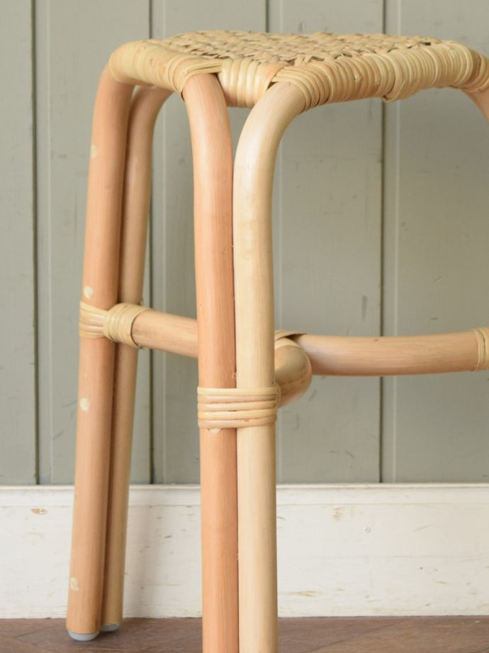 ラタンのスツール