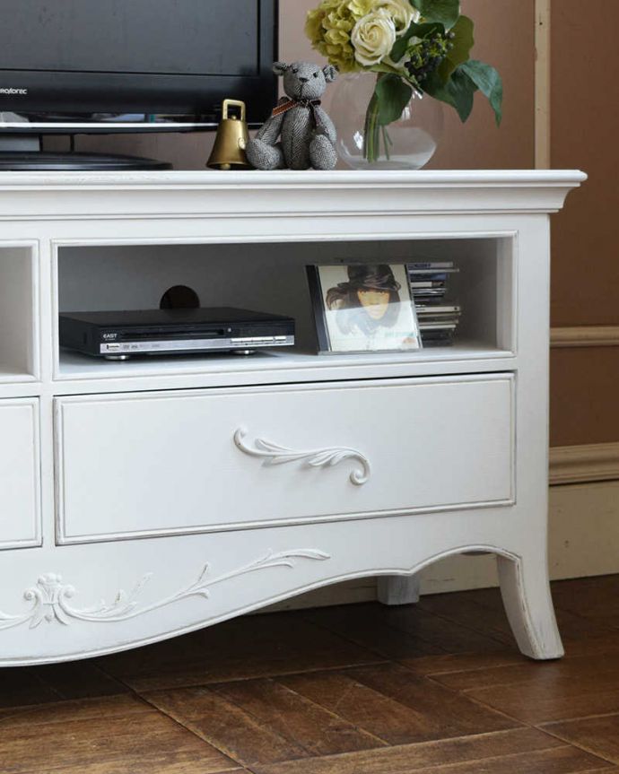 アンティーク風の家具　アンティーク風　使いやすいサイズが魅力のフランスのアンティーク風テレビボード。見た目でも楽しめますまるでおとぎ話の中から飛び出てきたようなフランス風のテレビボード。(y-252-f)