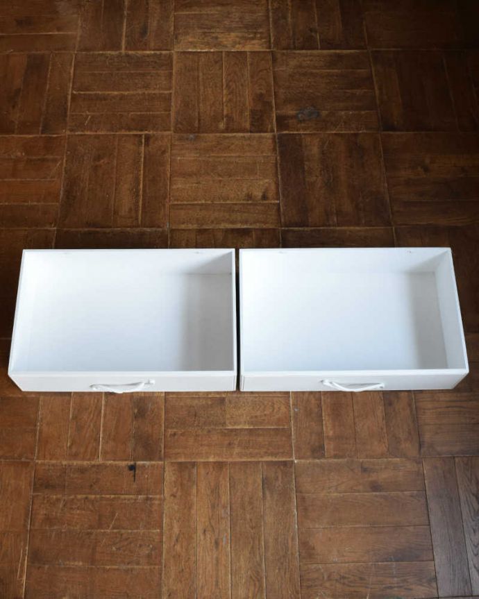 アンティーク風の家具　アンティーク風　使いやすいサイズが魅力のフランスのアンティーク風テレビボード。引き出しも２杯付いています引き出しの収納が付いているので細々としたものの収納にも便利です。(y-252-f)