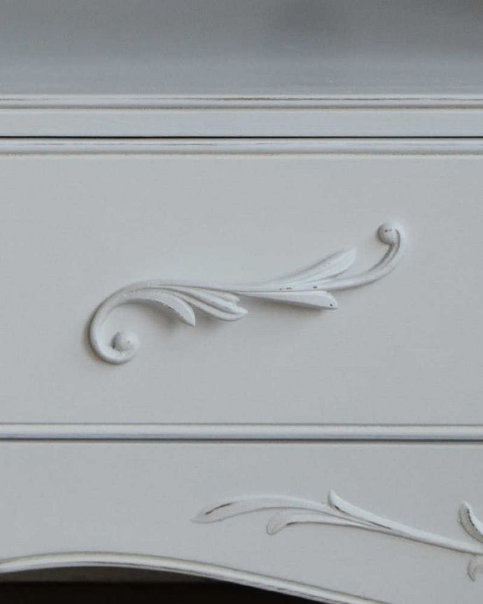 アンティーク風の家具　アンティーク風　使いやすいサイズが魅力のフランスのアンティーク風テレビボード。開ける度にワクワクする取っ手まるで蔦のような凝ったデザインのハンドル。(y-252-f)