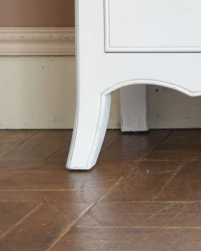 アンティーク風の家具　アンティーク風　使いやすいサイズが魅力のフランスのアンティーク風テレビボード。女性1人でラクラク運べちゃう仕掛け脚の裏にフェルトキーパーを付けてお送りするので、女性一人でも床を滑らせて移動することが出来るのでご安心下さい。(y-252-f)