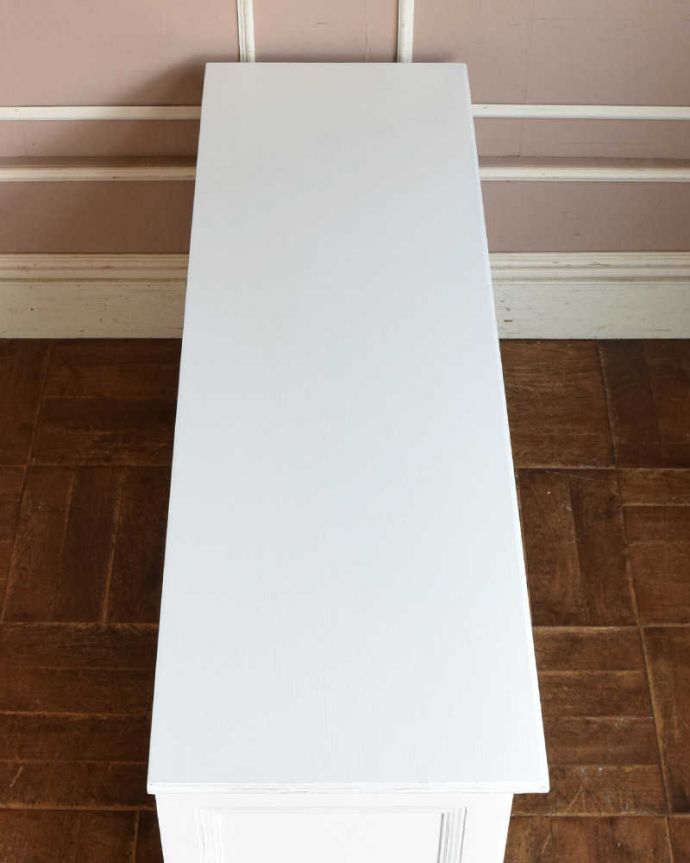 アンティーク風の家具　アンティーク風　使いやすいサイズが魅力のフランスのアンティーク風テレビボード。何を置こうかな･･･？天板の上にはいろんなものを乗せて楽しめます。(y-252-f)