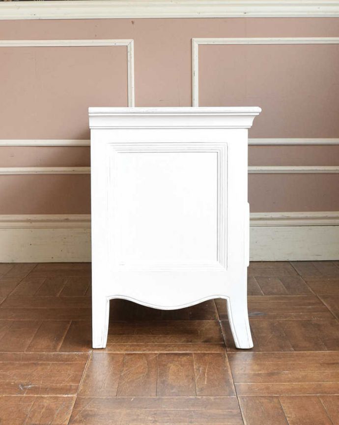 アンティーク風の家具　アンティーク風　使いやすいサイズが魅力のフランスのアンティーク風テレビボード。横から見てもステキサイドから見ても美しいデザインです。(y-252-f)