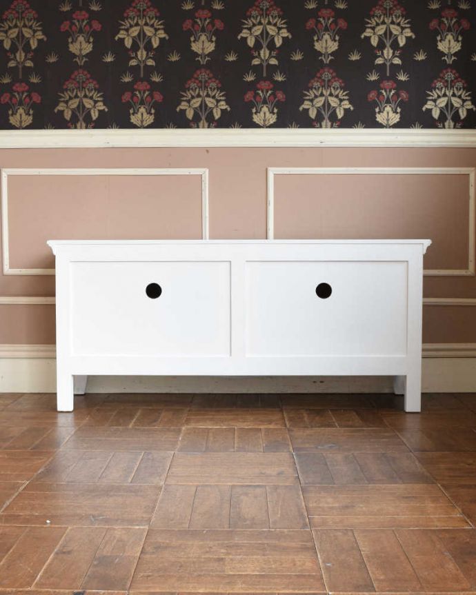 アンティーク風の家具　アンティーク風　使いやすいサイズが魅力のフランスのアンティーク風テレビボード。後ろ姿も女性らしく裏側もキチンと仕上げています。(y-252-f)