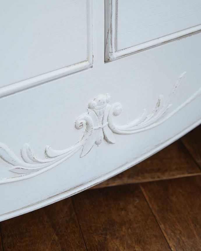 アンティーク風の家具　アンティーク風　使いやすいサイズが魅力のフランスのアンティーク風テレビボード。惚れ惚れしちゃう美しさ引き出しの中央に華やかな装飾が施されています。(y-252-f)