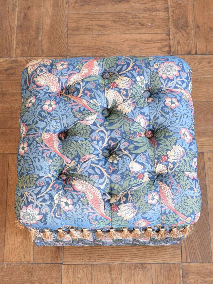 ウィリアムモリス風のおしゃれなスツール、いちご泥棒モチーフの収納