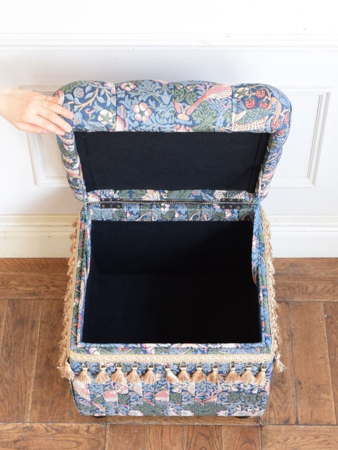 収納付きのスツール