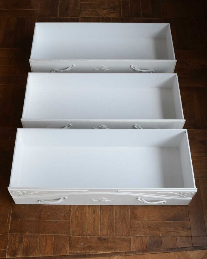 アンティーク風の家具　アンティーク風　フランス気分たっぷりのアンティーク風の3段チェスト。お洋服もたっぷり収納出来ます引き出しは手前が1段目。(y-253-f)