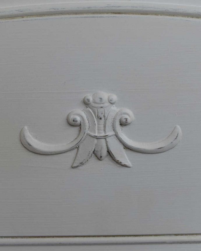 アンティーク風の家具　アンティーク風　フランス気分たっぷりのアンティーク風の3段チェスト。惚れ惚れしちゃう美しさ引き出しの中央に華やかな装飾が施されています。(y-253-f)