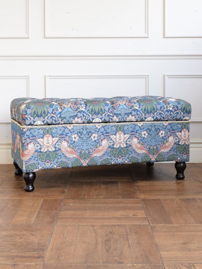 アンティーク風ベンチの後ろ姿