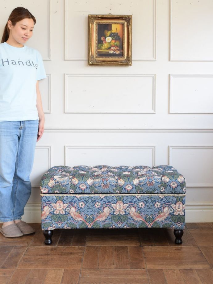 ウィリアムモリスデザインの収納付ベンチ