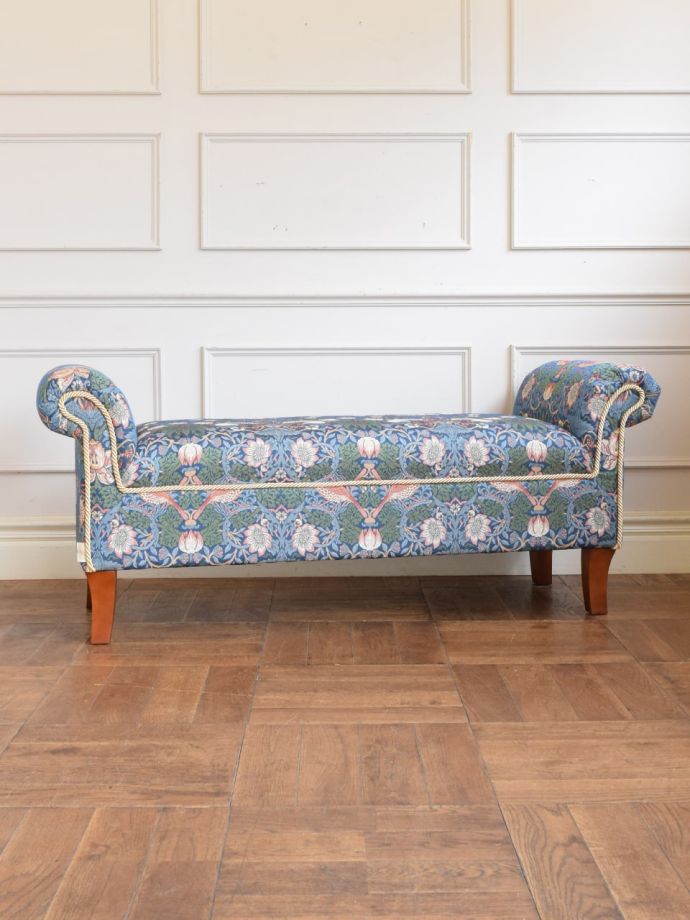 アンティーク風ベンチの後ろ姿