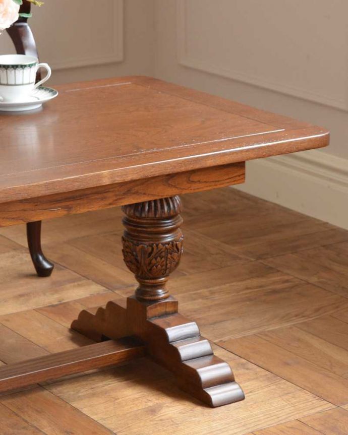 アンティーク風のおしゃれなセンターテーブル