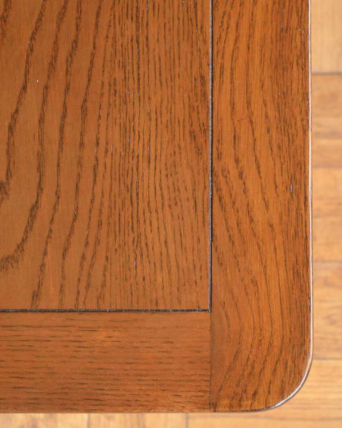 テーブルの天板の木目