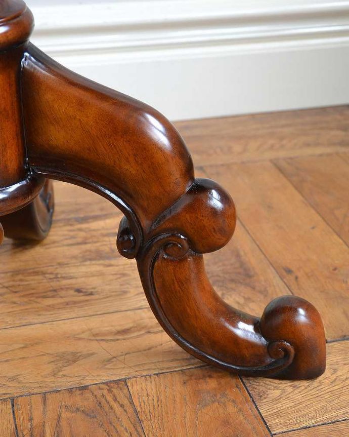 アンティーク風家具の脚