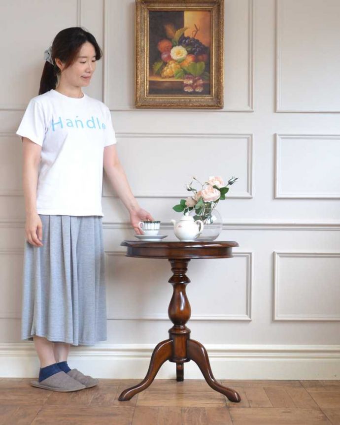 アンティーク風のオケージョナルテーブル