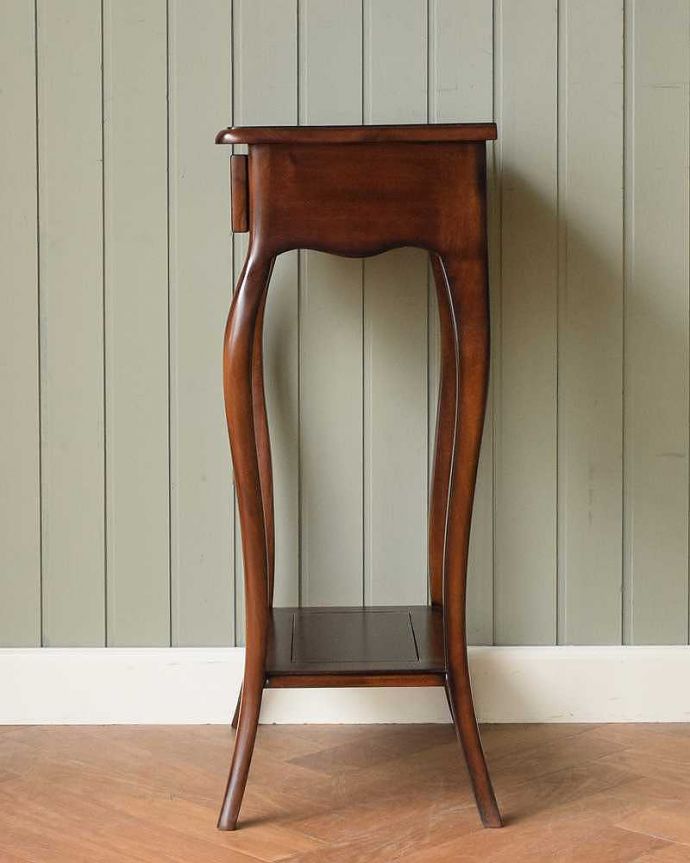 アンティーク風家具の横