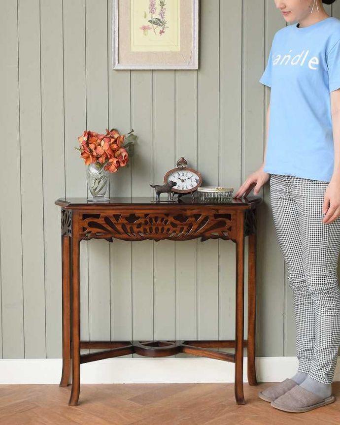 アンティーク風のコンソールテーブル