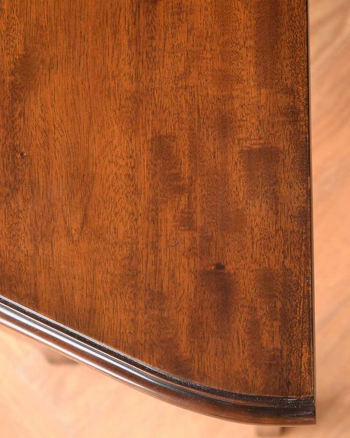 テーブルの天板の木目