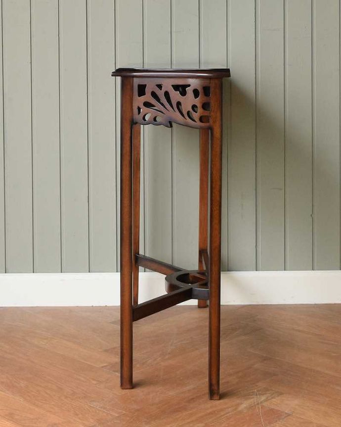 アンティーク風家具の横