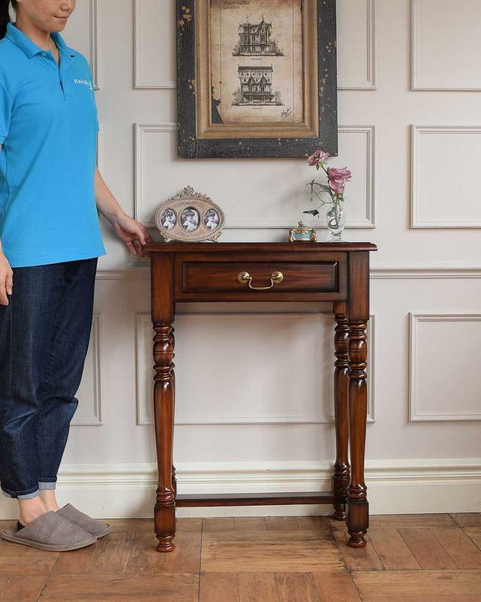 アンティーク風のコンソールテーブル