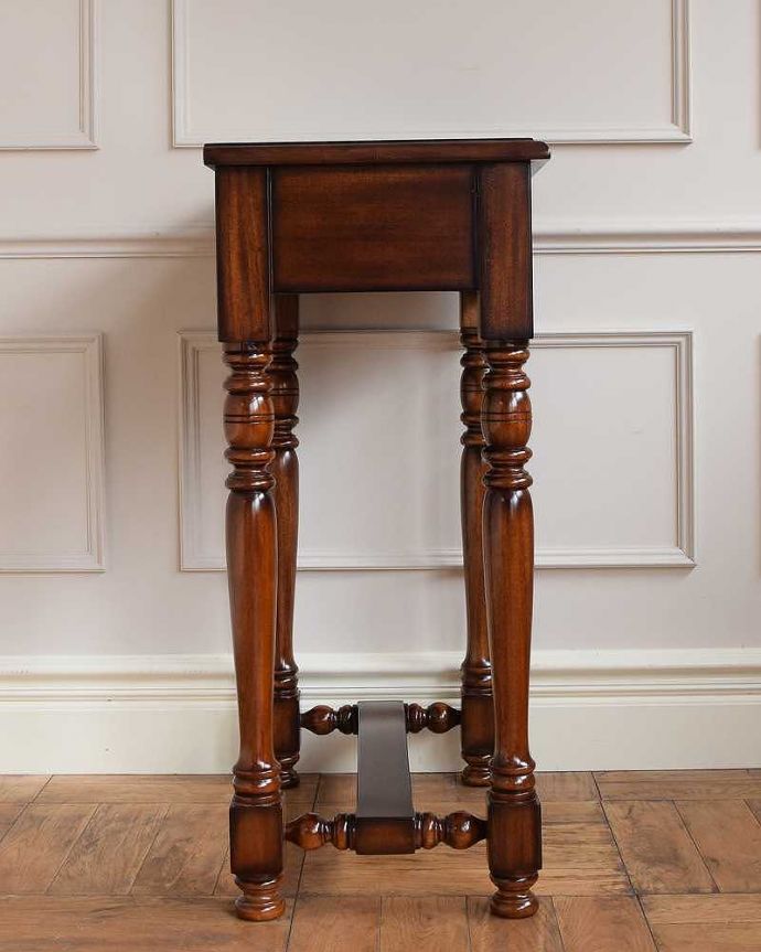 アンティーク風家具の横