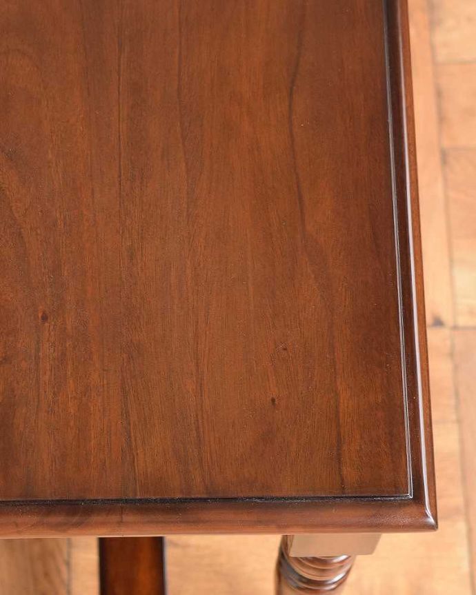 テーブルの天板の木目