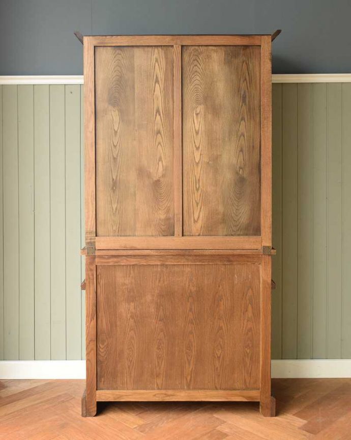 キャビネットの後ろ