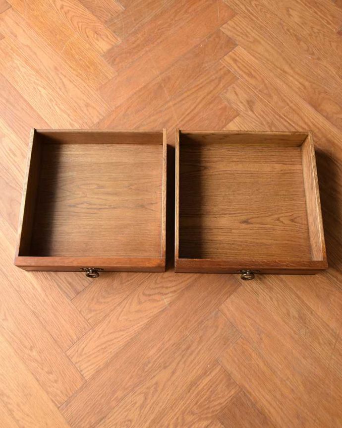 アンティーク風キャビネットの引き出し