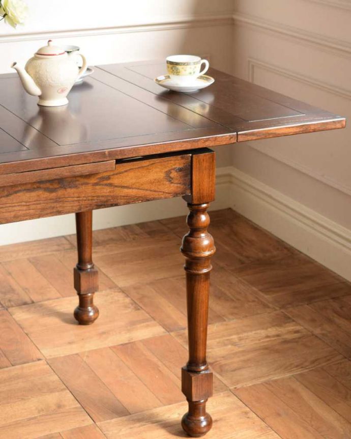 オーク材のダイニングテーブル