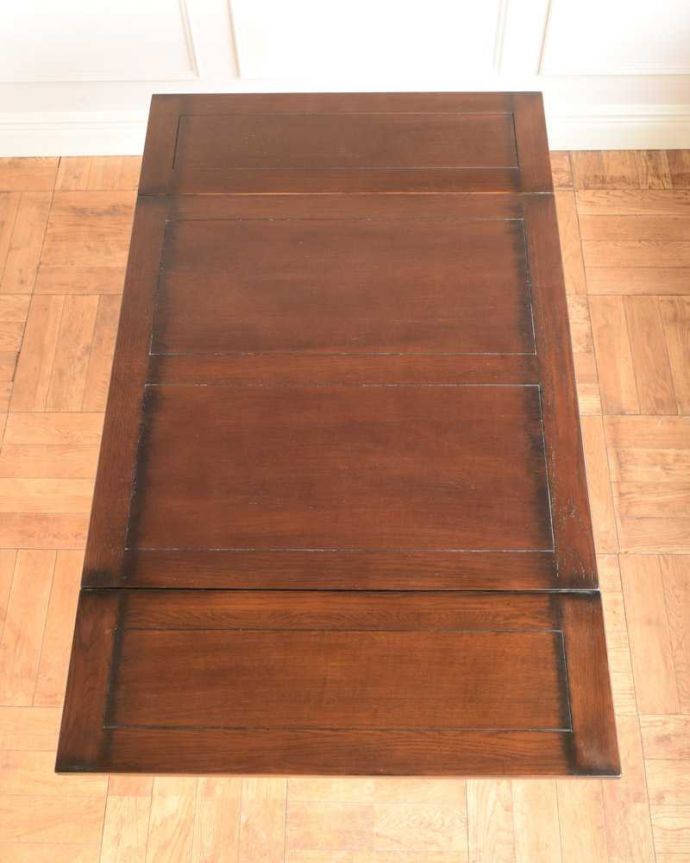 天板を広げた折り畳みテーブル