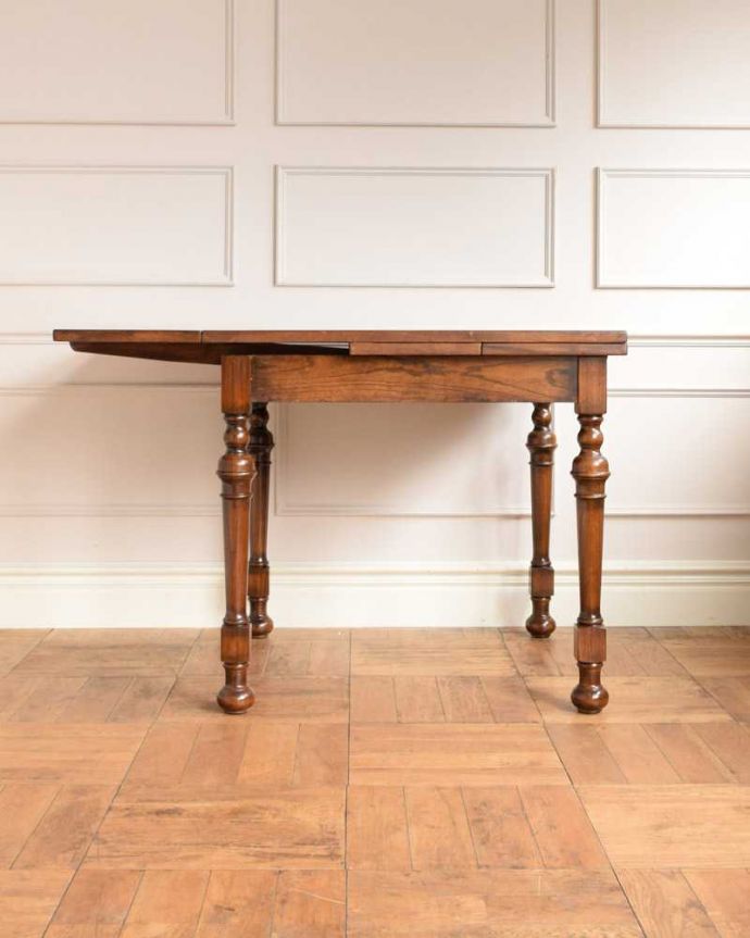 片方を開いた折り畳みテーブル