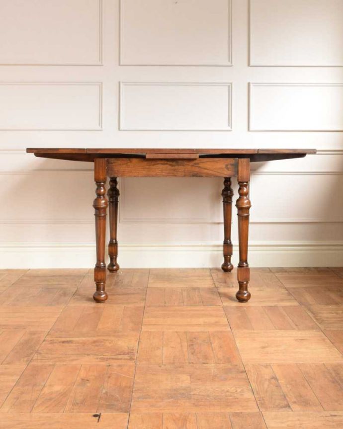 天板を広げた伸長式テーブル