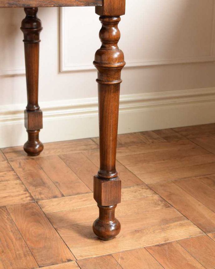 ダイニングテーブルの脚