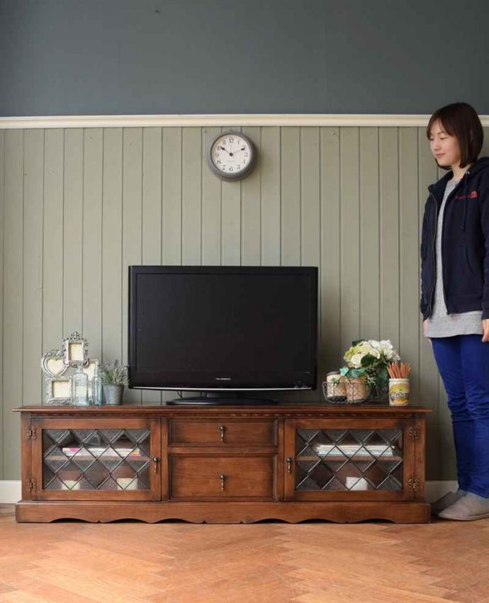アンティーク風のテレビボード