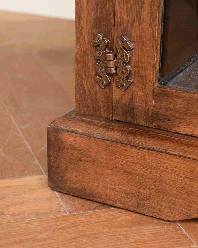 テレビボードの脚