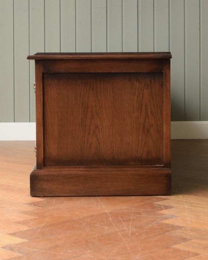 テレビボードの側面