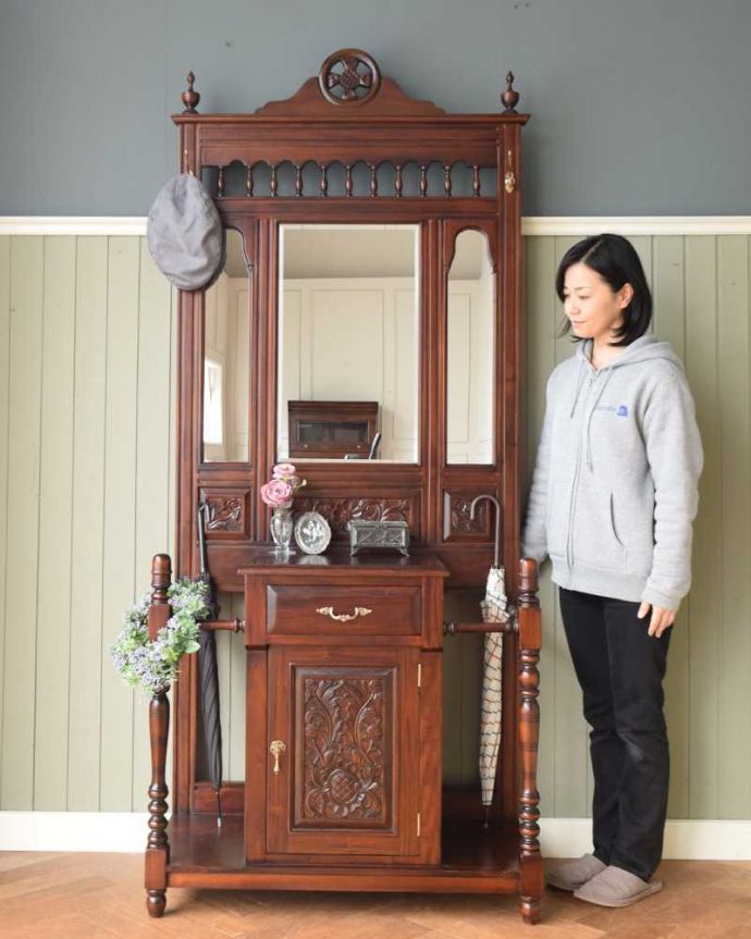 アンティーク風の家具　アンティーク風　アンティーク家具屋が選んだ、たっぷり収納できるアンティーク風のホールスタンド。まるで英国アンティークのような佇まい重厚感ある佇まいで、落ち着いた雰囲気を演出してくれるホールスタンド。(y-275-f)