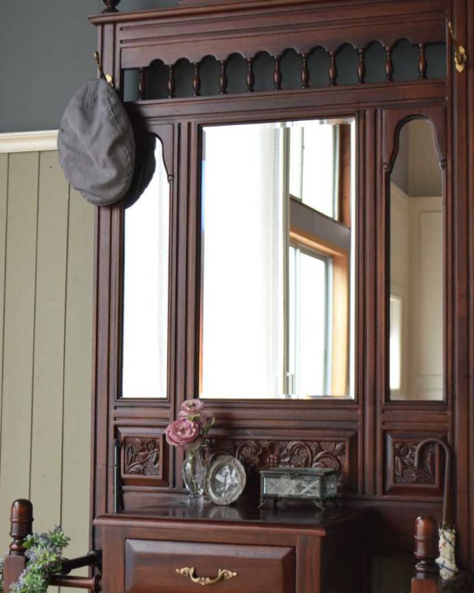 アンティーク風の家具　アンティーク風　アンティーク家具屋が選んだ、たっぷり収納できるアンティーク風のホールスタンド。本物のアンティークのような佇まいお家に来た方が必ず訪れる場所が玄関。(y-275-f)