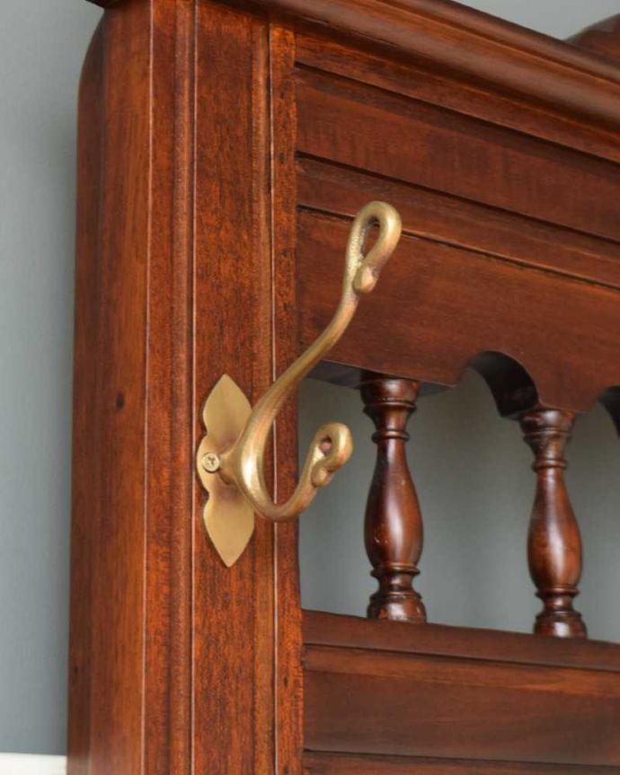 アンティーク風の家具　アンティーク風　アンティーク家具屋が選んだ、たっぷり収納できるアンティーク風のホールスタンド。いろいろ便利に使える仕掛けどんな風に、何を掛けてもOK。(y-275-f)