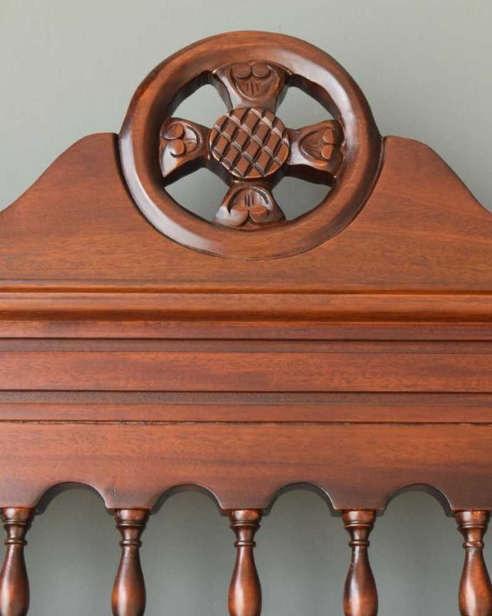 アンティーク風の家具　アンティーク風　アンティーク家具屋が選んだ、たっぷり収納できるアンティーク風のホールスタンド。カッコイイ装飾あちらこちらに英国家具らしい彫りがあります。(y-275-f)